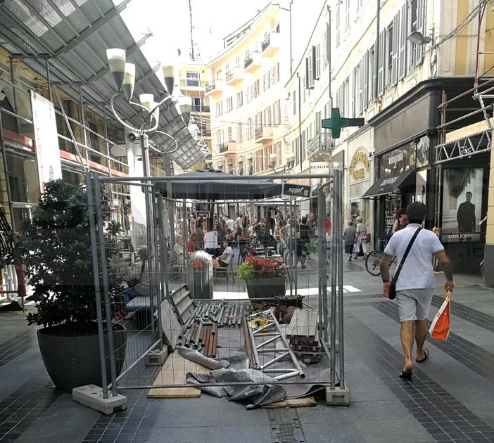 Sanremo: nel weekend di Ferragosto la 'gabbia' di un cantiere in mezzo a via Matteotti, che brutta! (Foto)