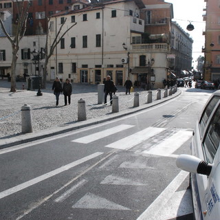 Sanremo: dopo la segnalazione di un lettore tolto un pezzo di catena di fronte al passaggio pedonale