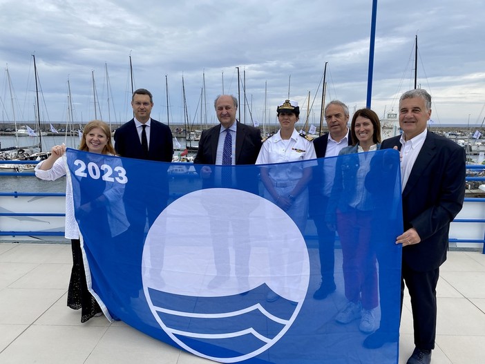 La consegna della Bandiera Blu sulla terrazza della Canottieri Sanremo