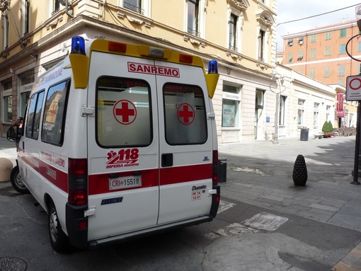 Sanremo: in via Manzoni ciclista 'investe' una giovane in scooter, lievi ferite