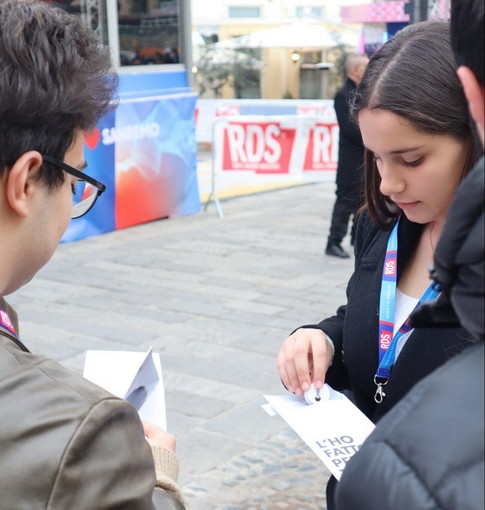 Festival di Sanremo: gli studenti del Liceo Cassini ieri insieme a Rdsnetx in piazza Muccioli (Foto)