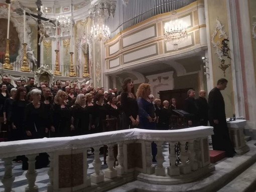Esibizione a Laigueglia ieri sera per il coro 'Musica Nova' di Sanremo alla Parrocchia di San Matteo