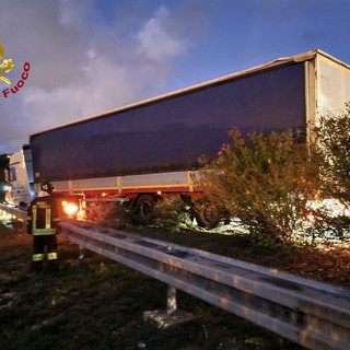 San Bartolomeo al Mare: camion fuoristrada sulla A10, nessun mezzo coinvolto e autista lievemente ferito (Foto)