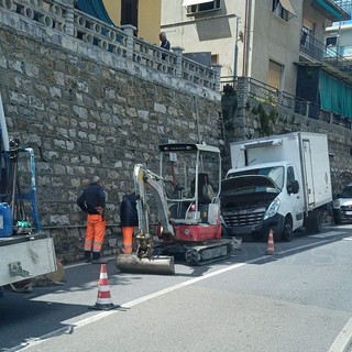 Sanremo: camion trancia tubi di gas, acqua ed Enel in via Pascoli, lavori in corso e riapertura ancora incerta (Foto)