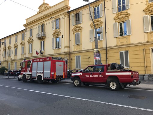 Sanremo: nelle scorse settimane crepe nei muri al 'Turistico' di corso Cavallotti, oggi controlli dei VVF