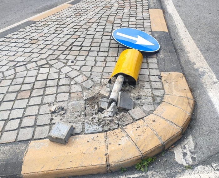 Sanremo: abbattuto il cartello in via San Francesco, la Municipale sta indagando (Foto)