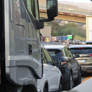 Bus in panne sull'A8: autostrada direzione Francia paralizzata dal traffico