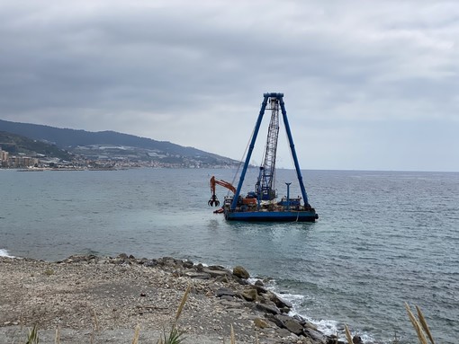 I lavori con la chiatta a Bussana Mare