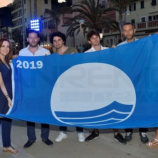 Arma di Taggia: grande festa ieri sera in piazza Chierotti per la 'Bandiera Blu' della Fee Italia (Foto)