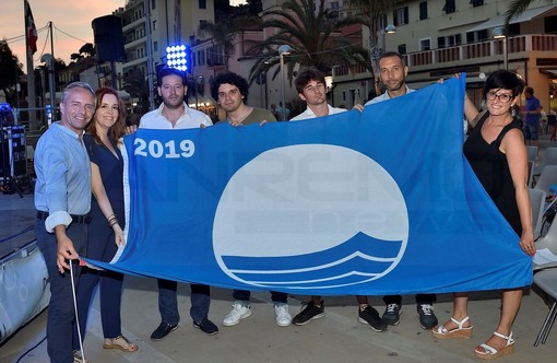 Arma di Taggia: grande festa ieri sera in piazza Chierotti per la 'Bandiera Blu' della Fee Italia (Foto)