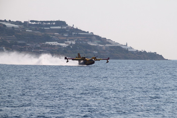 Incendi in provincia di Imperia: con 3 Canadair, un elicottero e 100 uomini a terra la situazione sta migliorando (Foto e Video)