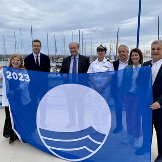 La consegna della Bandiera Blu sulla terrazza della Canottieri Sanremo