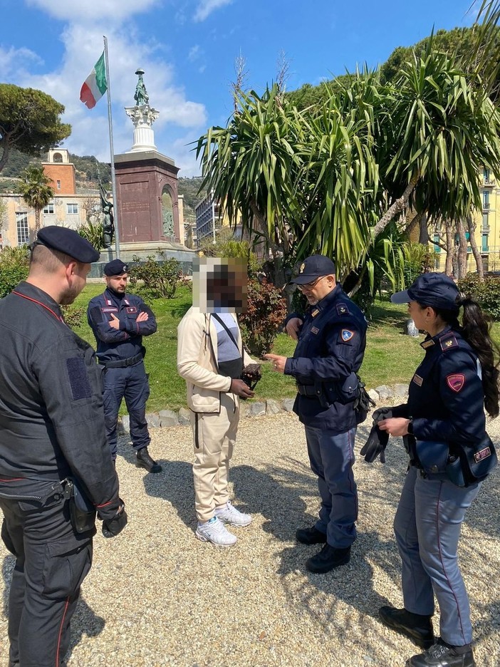 Ventimiglia, forze dell'ordine in azione nel centro città: controllati 25 stranieri (Foto)