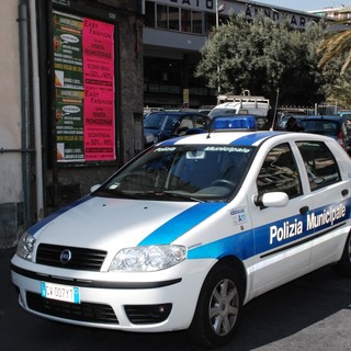 Sanremo: in lacrime per il cellulare caduto nel tombino, madre ringrazia la polizia municipale per l'aiuto immediato