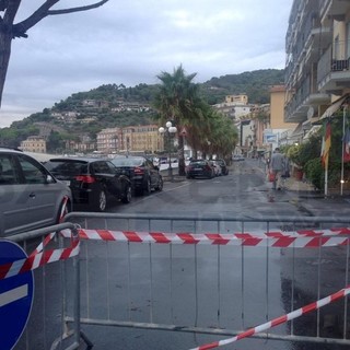 Diano Marina: guasto alle tubazioni in via Torino, operai al lavoro per la riparazione, calo della pressione dell'acqua