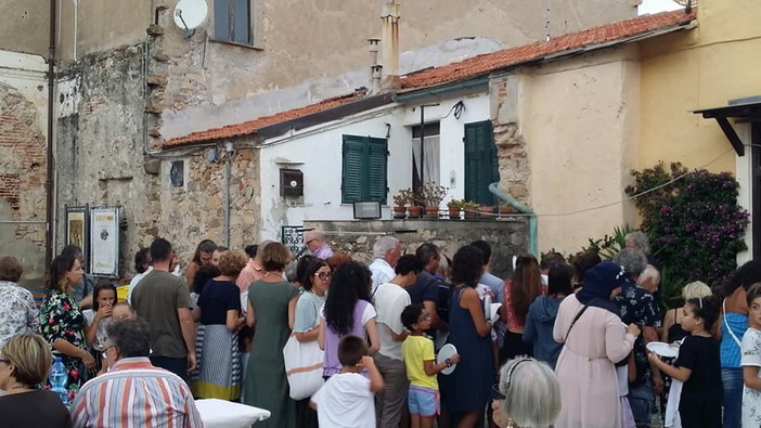 Imperia: grande successo sabato sera per la 'Cena in Piazza' organizzata dal 'Circolo Parasio' (Foto)