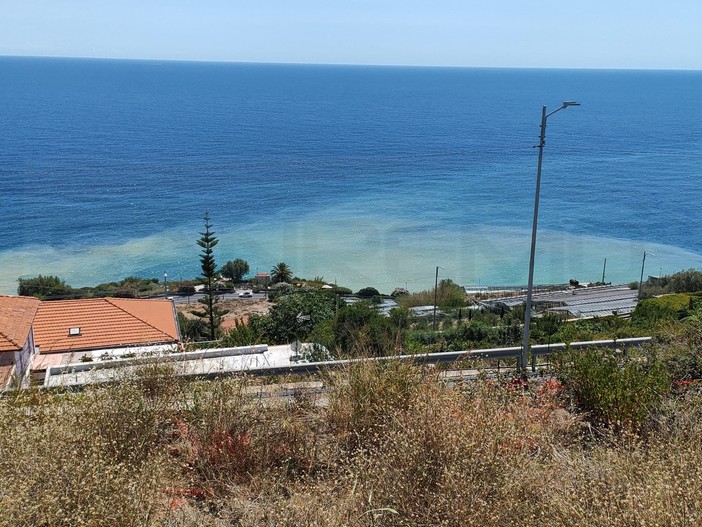 Sanremo: grande chiazza marrone davanti al depuratore di Capo Verde, indagini in corso della Guardia Costiera (Foto)