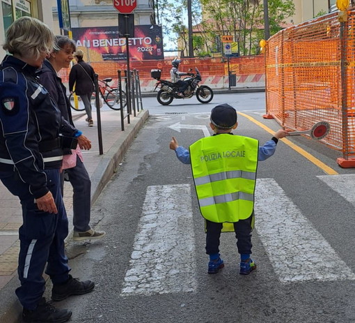 Arma di Taggia: i bambini della scuola dell'infanzia a 'scuola' con gli agenti della Municipale (Foto)