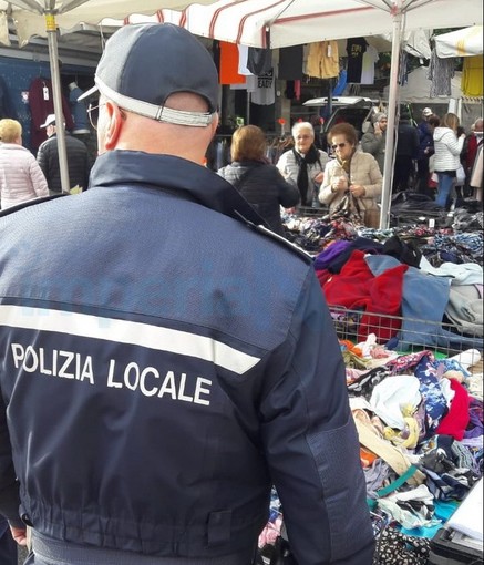 Diano Marina: merce usata non 'igienizzata', serie di sequestri e multe questa mattina al mercato (Foto)