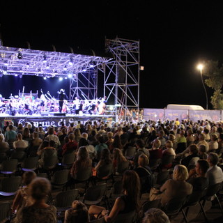 Sanremo: una serata di grande musica tra il &quot;picnic&quot; ai giardini Regina Elena e la Sinfonica in riva al Mare (Foto)