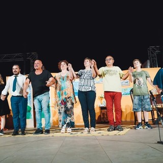 Riva Ligure: questa sera in piazza Ughetto, la commedia brillante ‘Ogni cà a l’à a so cruuxe’
