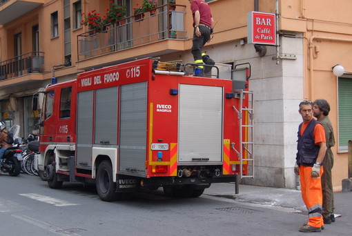 Bordighera: camion incastrato vicino all'autostrada, Vigiil del Fuoco in azione