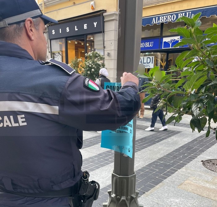 Sanremo: cartelli pubblicitari selvaggi in via Matteotti, intervento e sanzioni della Polizia Municipale (Foto)