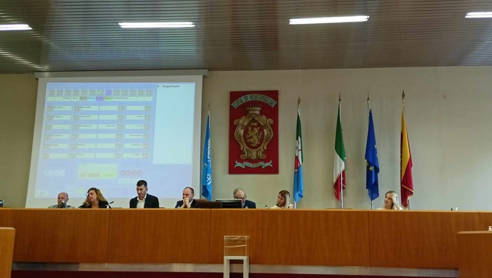 Consiglio comunale a Ventimiglia, sì alla convenzione con Airole per il trasporto scolastico