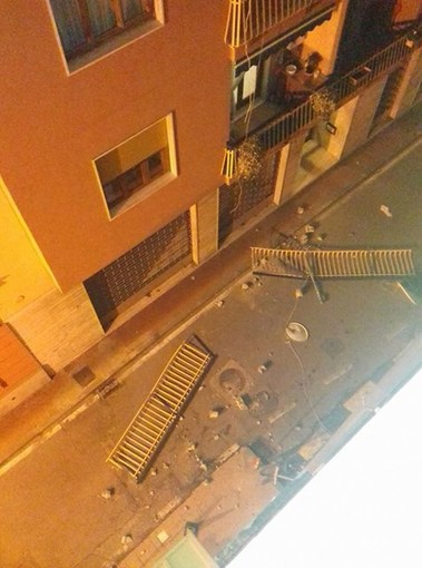 Ventimiglia: crolla la ringhiera di un balcone in via Metella, per fortuna non stava transitando nessuno