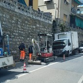 Sanremo: camion trancia tubi di gas, acqua ed Enel in via Pascoli, lavori in corso e riapertura ancora incerta (Foto)