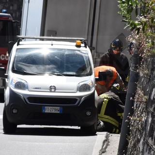 Sanremo: camion trancia tubi del gas, acqua e corrente elettrica, traffico interrotto in via Pascoli e intervento dei Vigili del Fuoco (Foto)