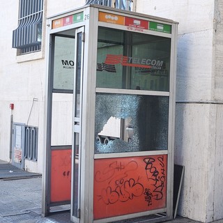 La cabina telefonica danneggiata vicino all'ufficio centrale delle Poste