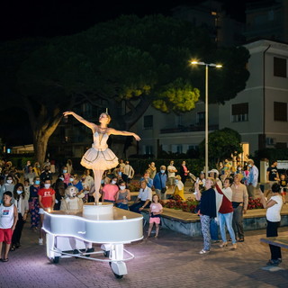 San Bartolomeo al Mare: ‘Festa Europea della Musica’, un pianista e una ballerina hanno attraversato il Lungomare delle Nazioni