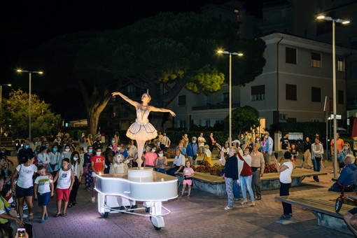 San Bartolomeo al Mare: ‘Festa Europea della Musica’, un pianista e una ballerina hanno attraversato il Lungomare delle Nazioni