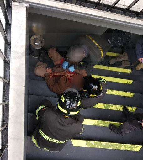 Sanremo: anziano cade da una scaletta in via San Francesco, mobilitazione di soccorsi e trasporto in ospedale (Foto)