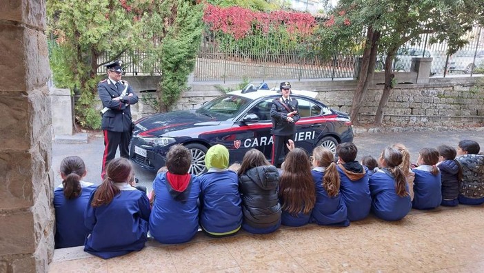 Sanremo: Carabinieri in visita alle classi dell’istituto comprensivo ‘Italo Calvino’ per la cultura della legalità