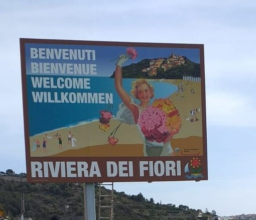 Il cartello installato in autostrada