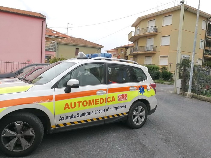 Diano Marina: 70enne cade da un tetto in via Colombera, in gravi condizioni ma un albero attutisce la caduta (Foto)