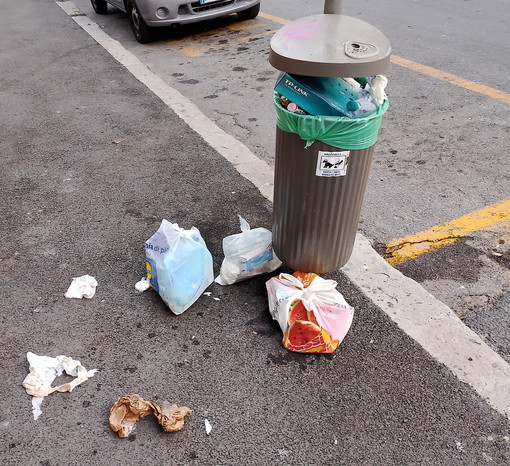 Sanremo: cestini dell'immondizia stracolmi a San Martino, lettore chiede un intervento (Foto)