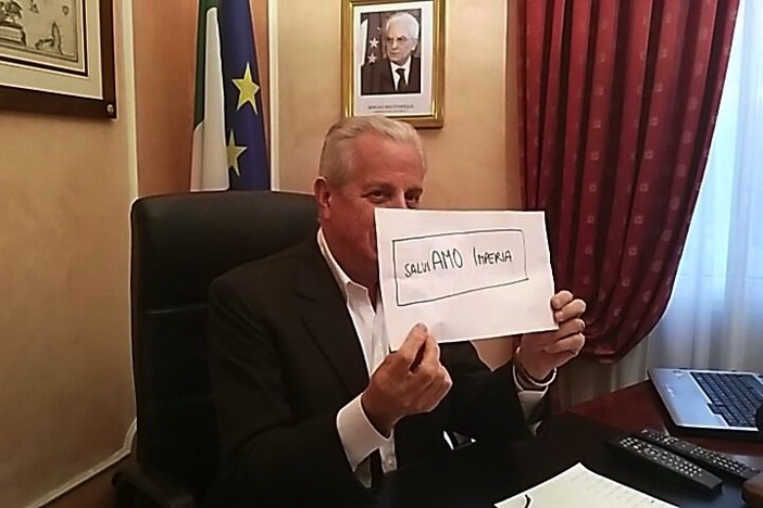 Claudio Scajola con un messaggio di Settimio Benedusi