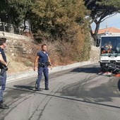 Sanremo: cocci di bottiglia in via Duca D'Aosta, ciclisti forano e chiedono l'intervento del Comune (Foto)