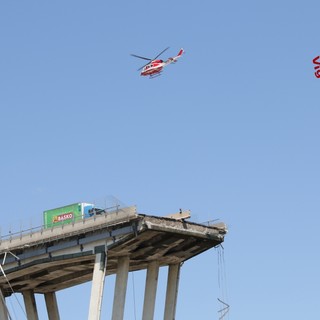 Un'immagine emblematica del crollo del ponte “Morandi”