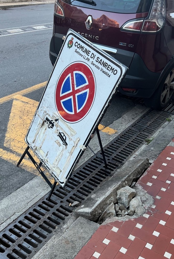 Sanremo: cartello abbattuto e marciapiede divelto in via della Repubblica, segnalazione di un lettore (Foto)