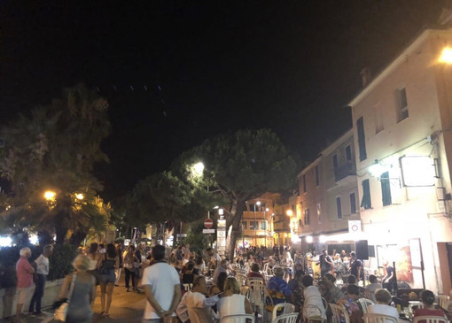 Imperia: questa sera animazione e musica con la cena in bianco a Borgo Marina