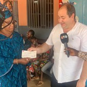 L'associazione umanitaria 'Martini' ha consegnato 5.000 euro per garantire la scolarizzazione in Guinea (Video)