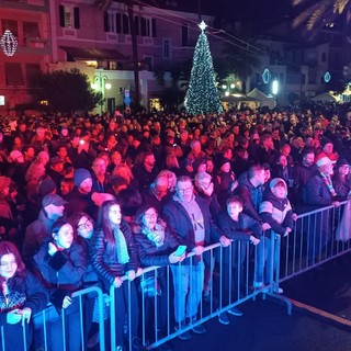 Bordighera: oltre 2.000 persone per il Capodanno in piazza, grande successo per lo spettacolo (Foto)