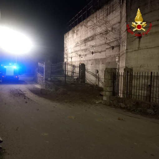 Ventimiglia: caduta massi in via Gallardi, chiusa la strada a scopo precauzionale (Foto)