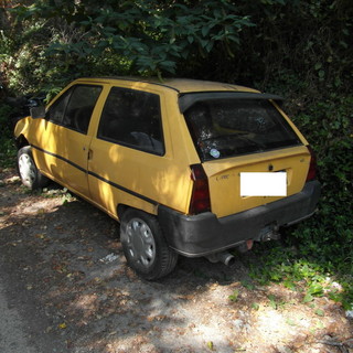 Querelle ‘cimitero’ di auto e scooter a Camporosso: residente “Con quale autorizzazione sono state abbandonate lì?”