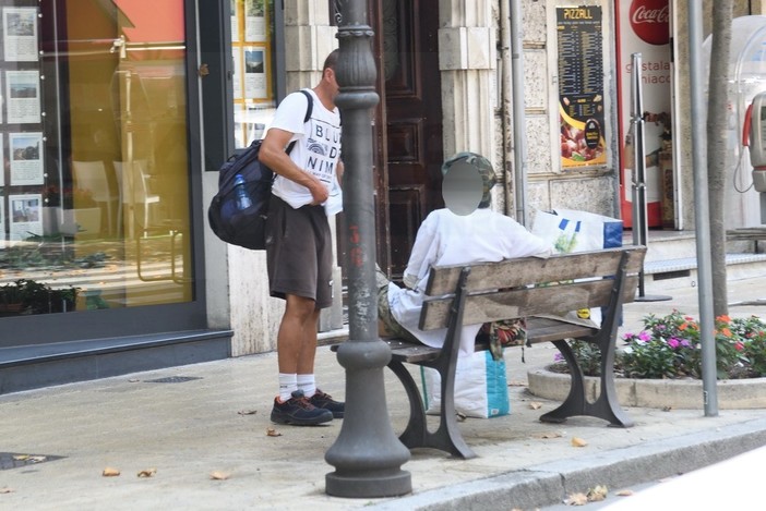 Sanremo: clochard occupano le panchine di corso Garibaldi, molti casi risolti negli ultimi anni e lavoro che prosegue