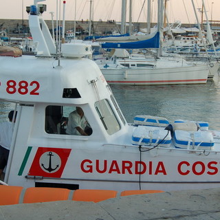 Sanremo: intervento della CP882 della Guardia Costiera per un'imbarcazione in avaria ai 'Tre Ponti'